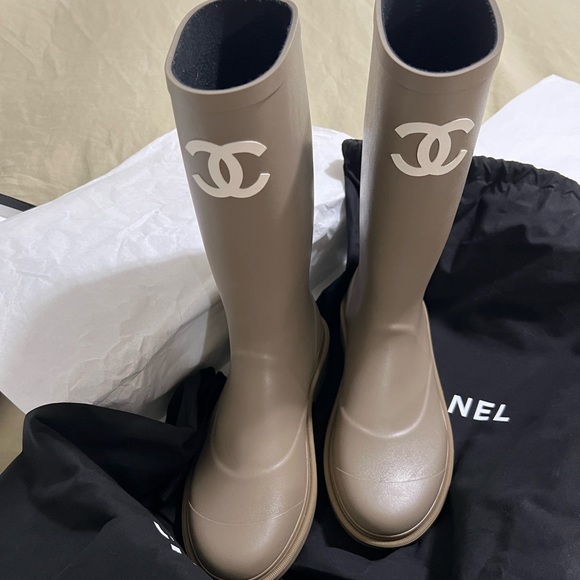 Chanel rain boots - Picture 2 of 10